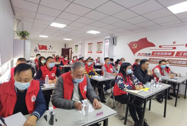 读报告 学讲话--市个私企业党委这堂党课有新意！